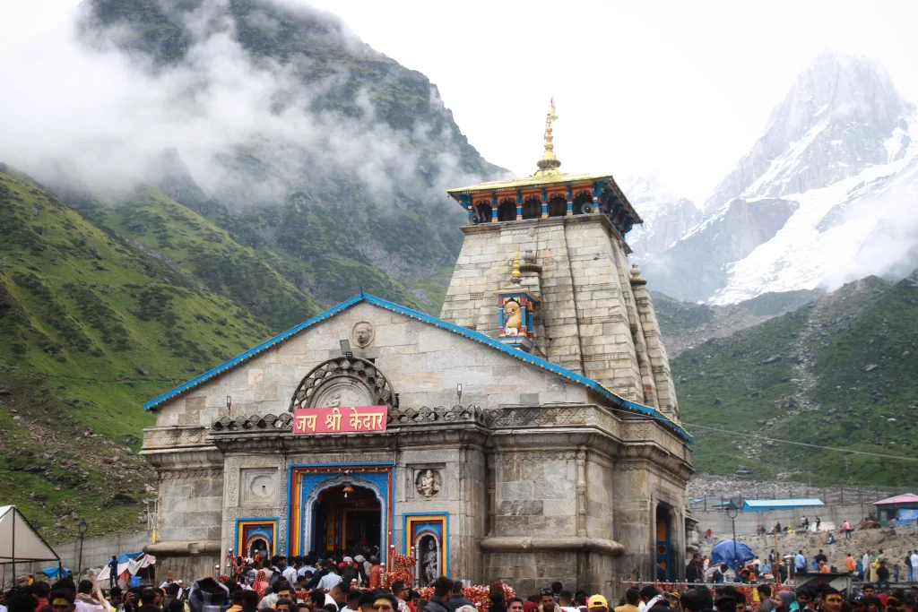 Kedarnath temple crowded with pilgrims during Char Dham Yatra opening season in May and June — the best time to visit Uttarakhand for a pilgrimage trip.