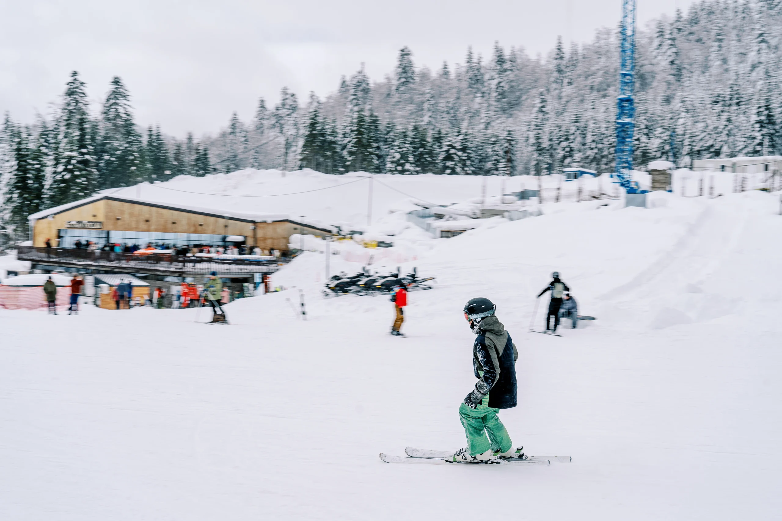Visitors playing in fresh Auli snow on short winter Uttarakhand tour packages